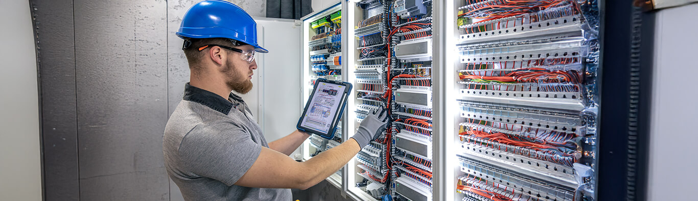 Circuit Breaker Panels in Solar and Hybrid Systems
