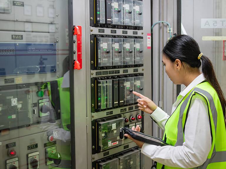 Modern circuit breaker test system for accurate electrical testing